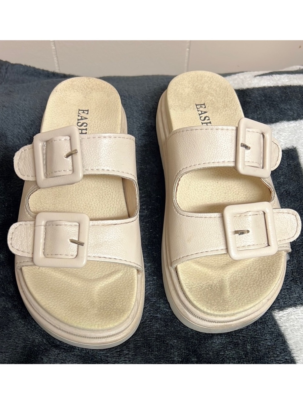 Unbranded • Women’s Size 35 (5) • Cream Double-Buckle Slide Sandals